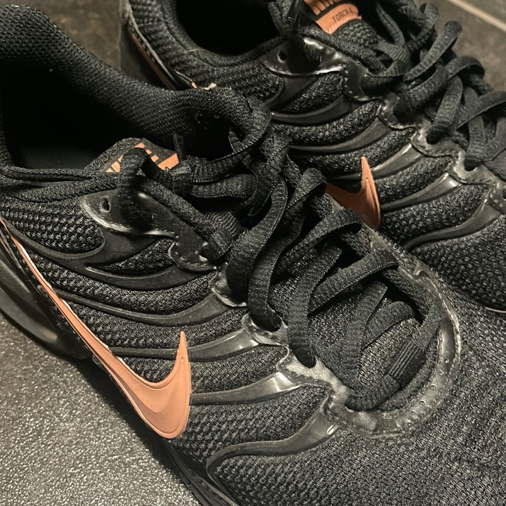 Nike air max women’s shoes. Size 9. Barely worn.